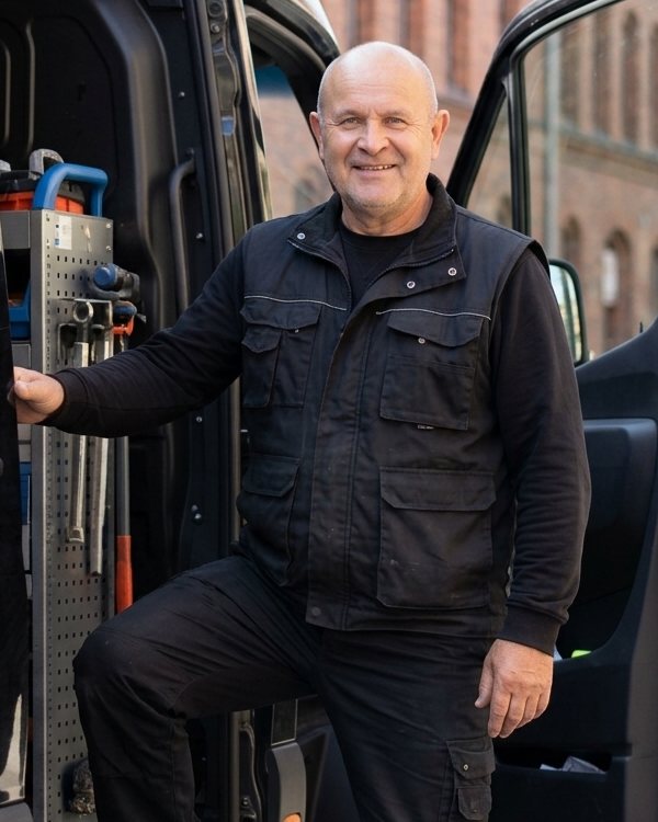 Oleksandr Shvec, Inhaber, am geöffneten Firmentransporter