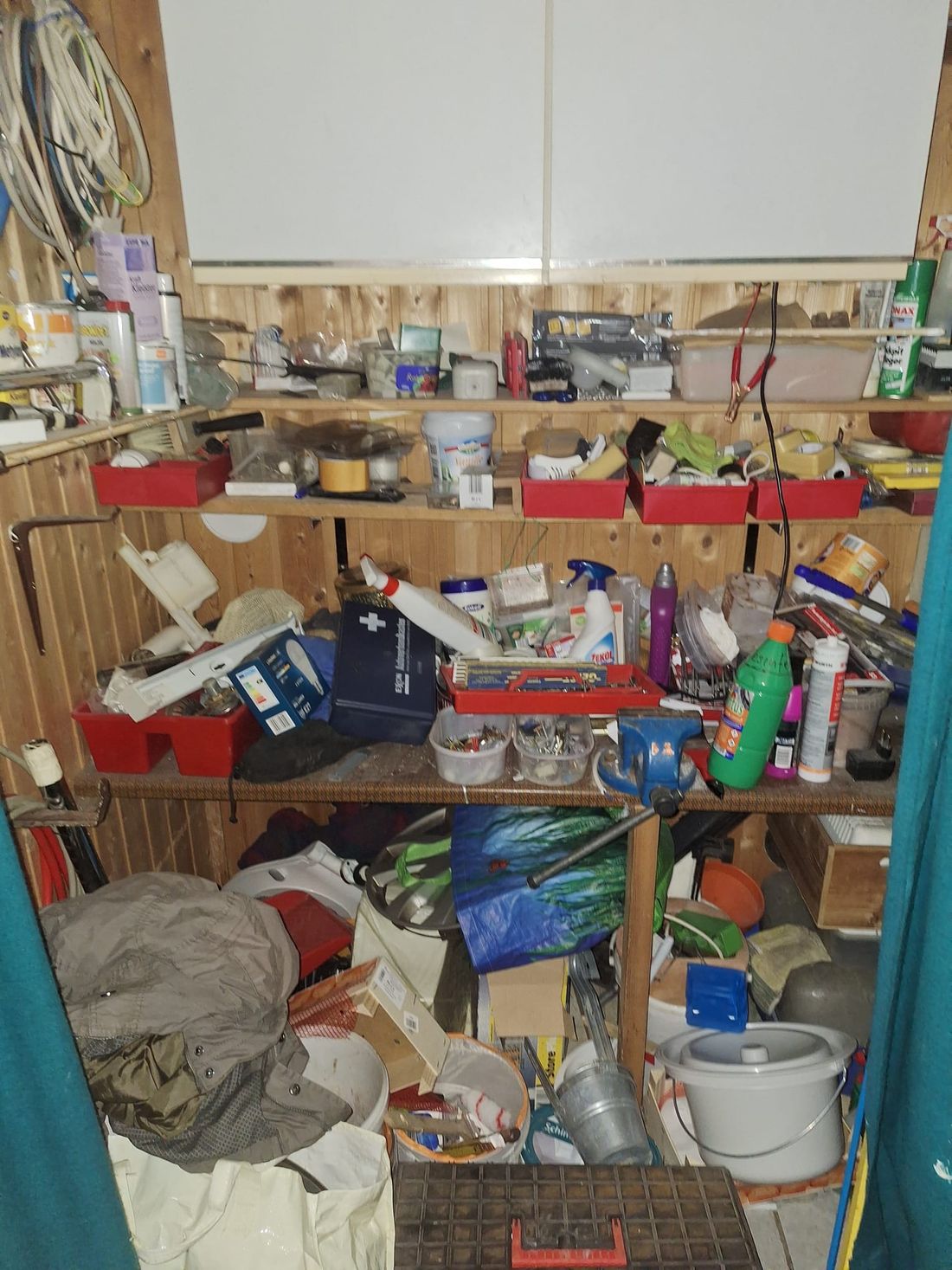 Kellerraum vor der Entrümpelung, Regale bis unter die Decke vollgestellt
