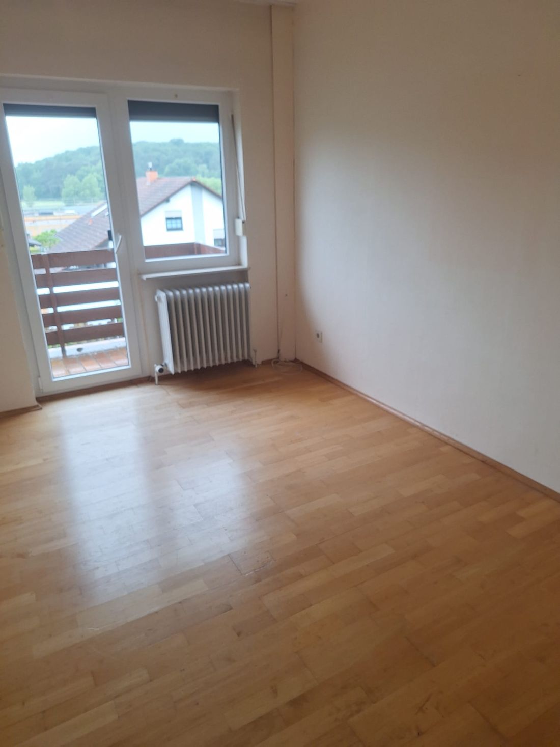 Dasselbe Schlafzimmer nach der Räumung, vollständig leer