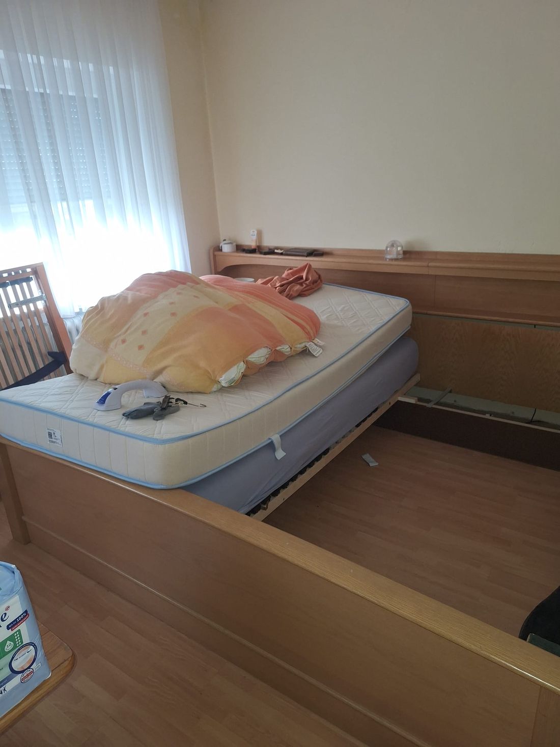 Schlafzimmer vor der Räumung, Bett und Möbel noch vorhanden