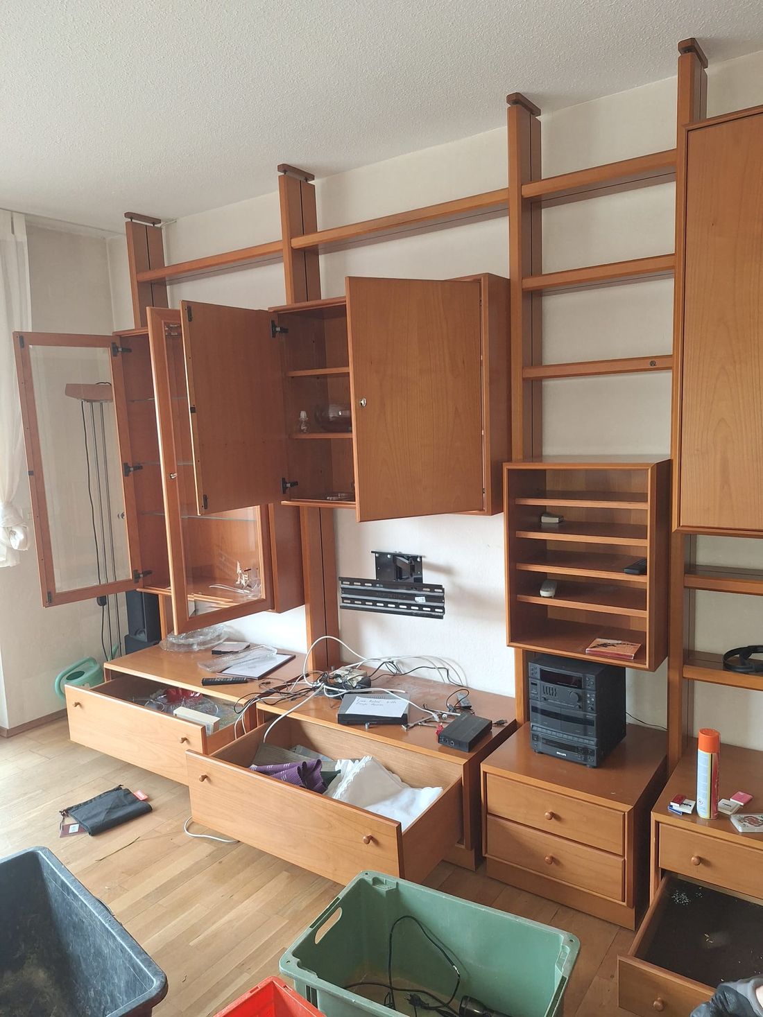 Wohnzimmer vor der Entrümpelung, Schrankwand wird ausgeräumt